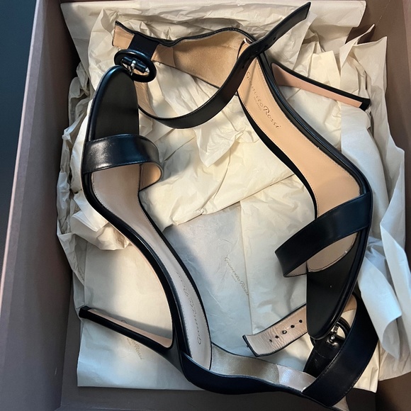 Gianvito Rossi Portofino Heels - Picture 12 of 12
